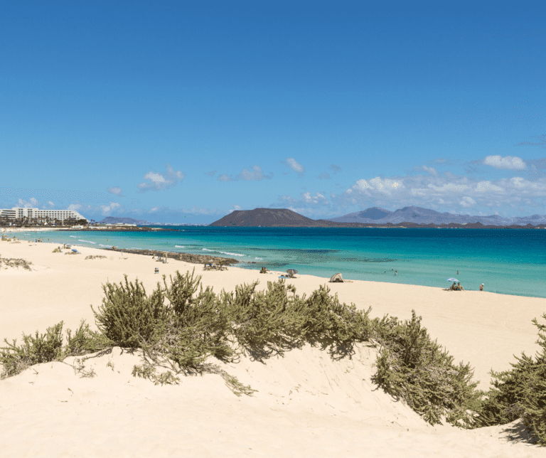 Un hombre fallece tras ser rescatado del mar en las Grandes Playas de Corralejo