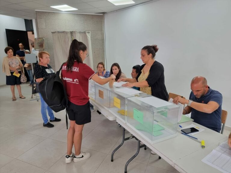 Menos de la mitad del censo electoral ha votado en Fuerteventura a tres horas para el cierre de colegios