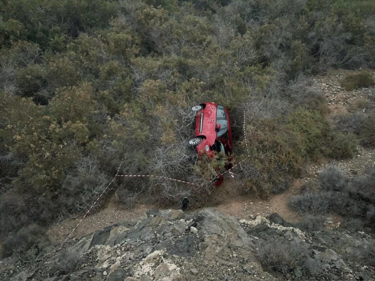 Herida una conductora tras salirse de vía en Ajuy