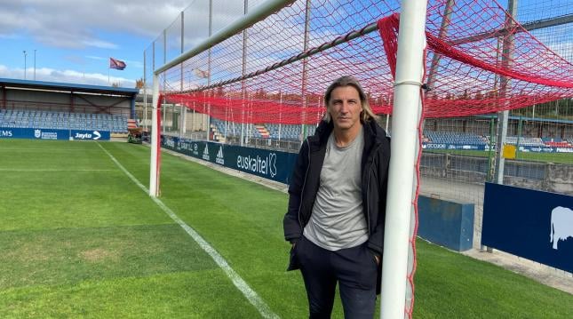 ‘Pipa’ Gancedo, entrenador de la U.D. Lanzarote, en Deportes Fuerteventura