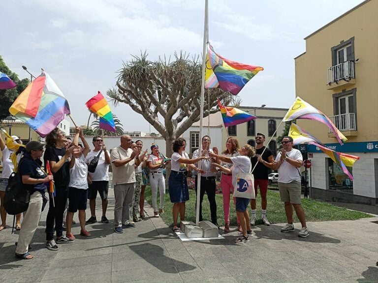 La bandera arcoíris ondea en Puerto del Rosario con motivo del Día del Orgullo