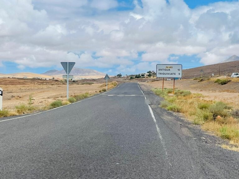 Mejora del firme en la vía que discurre entre Tesjuates y Triquivijate