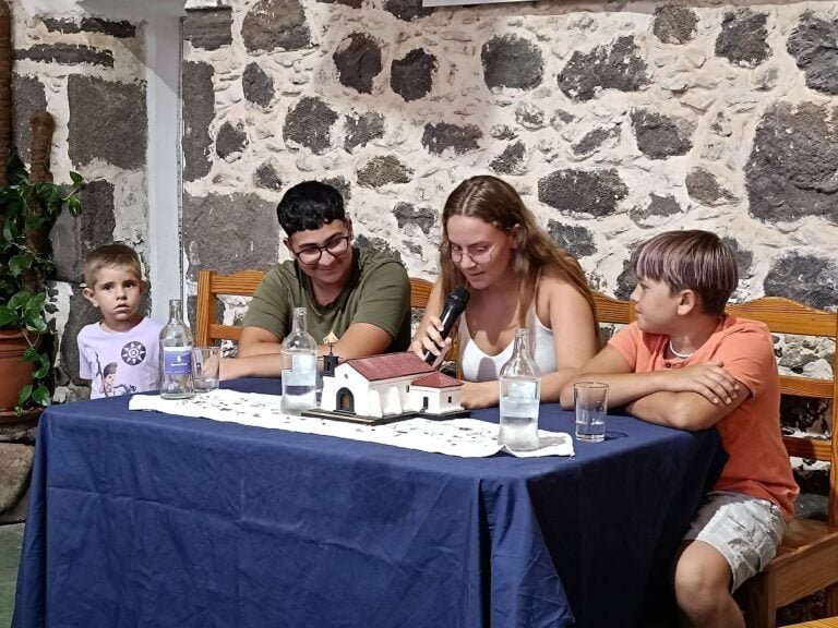 Cuatro de los vecinos más jóvenes de Guisguey dan inicio a las Fiestas de San Pedro