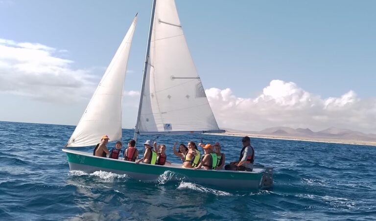 El alumnado de la Isla conoce de primera mano las actividades vinculadas al mar
