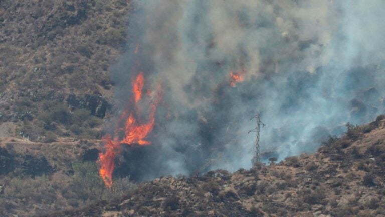 La cabeza del incendio de Gran Canaria no ha evolucionado mucho durante la noche
