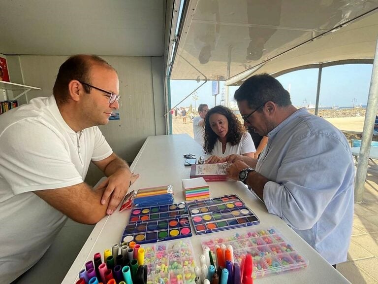Lectura y playa, la combinación perfecta en Puerto del Rosario gracias a la ‘Biblioplaya’