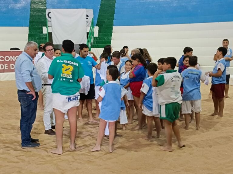 35 niños se acercan a la lucha canaria en el Campus del CL Tetir