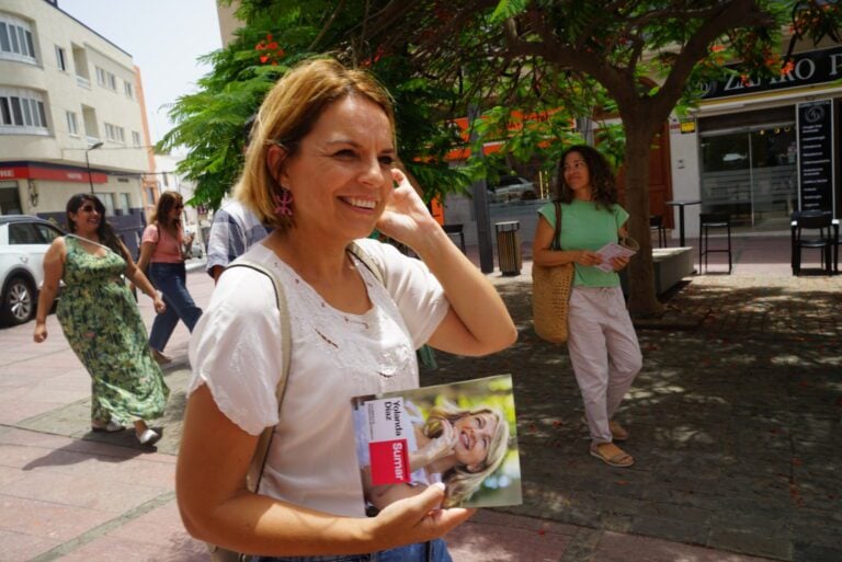 Sumar se reúne con vecinos afectados por la falta de agua en la isla y con el sector cultural