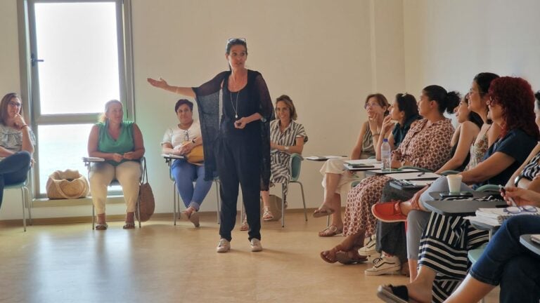 La escritora Mar Romera imparte técnicas de inteligencia emocional para afrontar adicciones