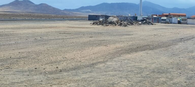 El Cabildo retira un año después los restos de autocaravanas quemadas en Punta de Jandía