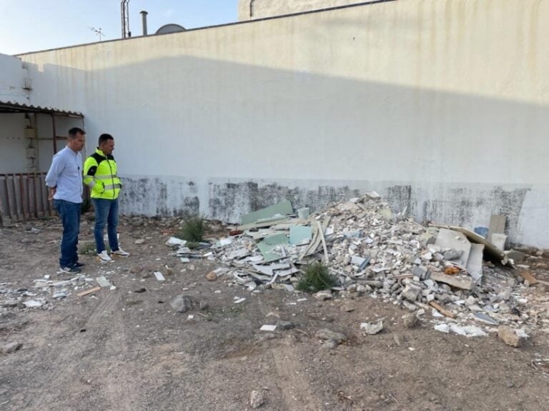 La Oliva recoge escombros en varios puntos del municipio