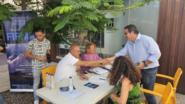 Puerto del Rosario muestra su apoyo a la iniciativa popular para crear la Ley de Volcanes