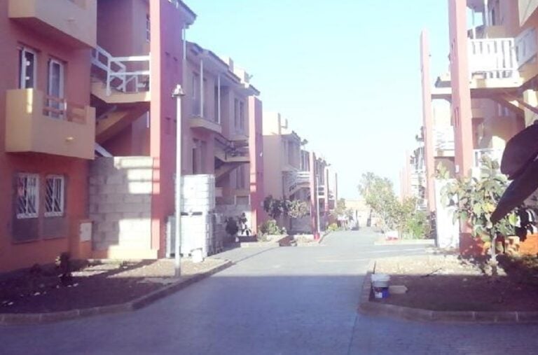 La mediación del alcalde logra paralizar el desalojo de 250 vecinos del Residencial Las Palmeras de Corralejo