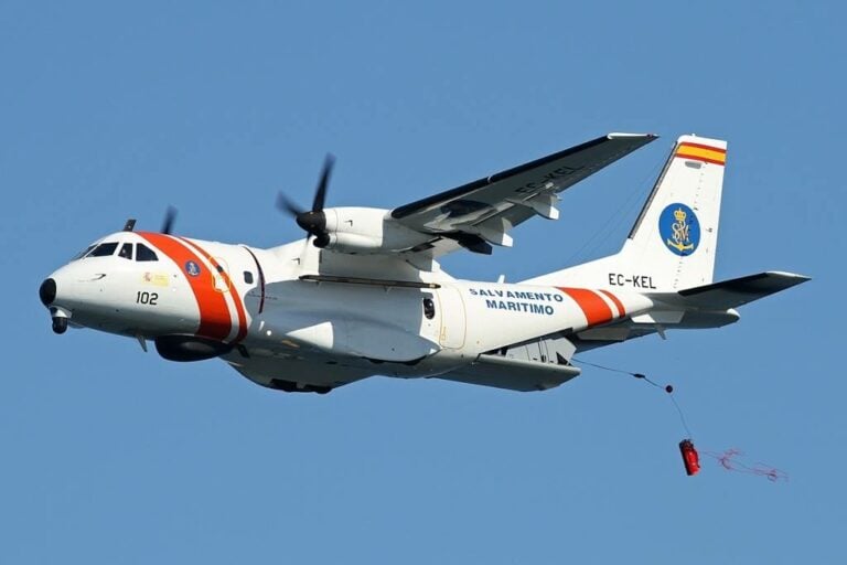 Un avión de Salvamento busca al sur de Canarias el cayuco desaparecido con 200 personas