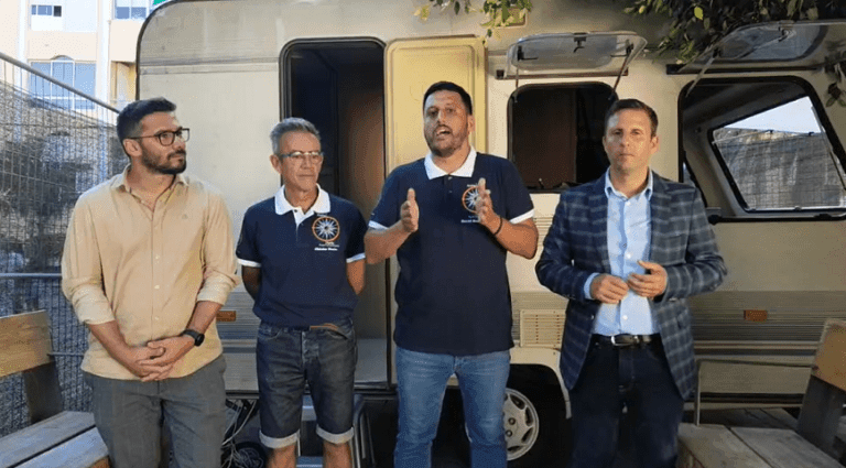 Sur FM estrena un original estudio de radio sobre ruedas