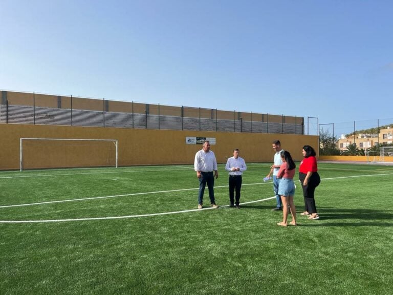 El ayuntamiento culmina la sustitución del césped del campo de fútbol de Morro Jable