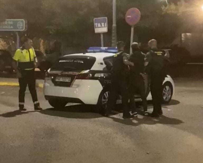 A bordo de una guagua en Fuerteventura con dos pistolas simuladas