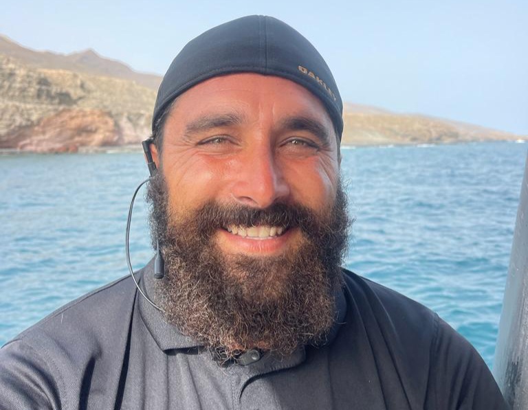 César Espino vuelve a hacerlo: rescata una ballena en la costa de Fuerteventura