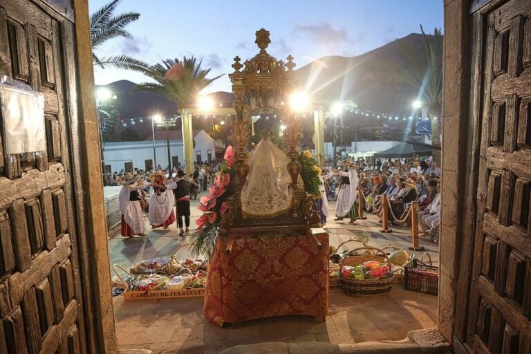 Miles de peregrinos se congregan en torno a la Virgen de La Peña en la tradicional Romería-Ofrenda