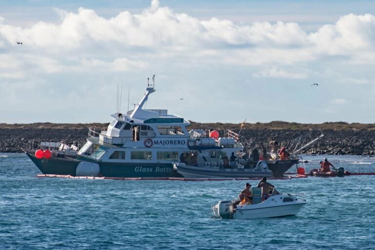 Trasladan a una zona más segura de Lobos el barco turístico que chocó con unas rocas