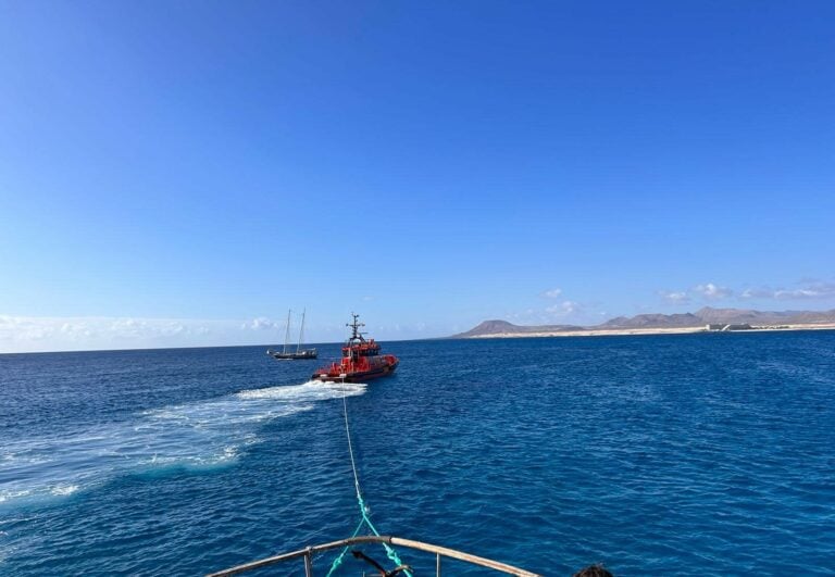 Trasladada con éxito hasta Corralejo la embarcación accidentada en Islote de Lobos