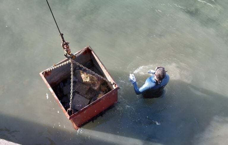 La Oliva lleva a cabo una limpieza del fondo marino en el Muelle Chico de Corralejo