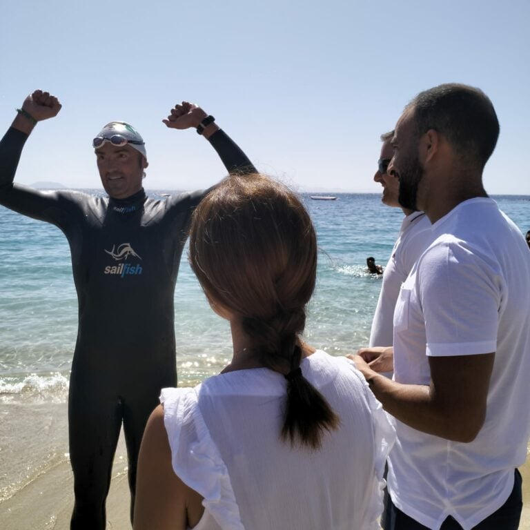 El reto de unir a nado Fuerteventura y Lanzarote para visibilizar la ELA acaba con éxito