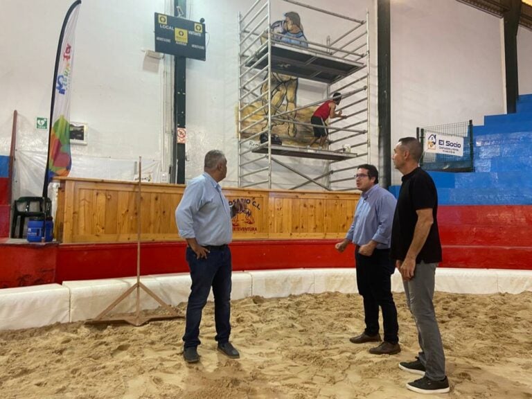 El Terrero Puerto Cabras recupera un mural de 1984 de Juan Castañeyra y Andrés Valerón