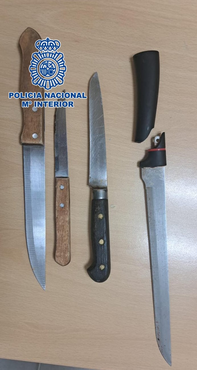 Tres policías heridos al detener a un hombre atrincherado con cuchillos en Fuerteventura