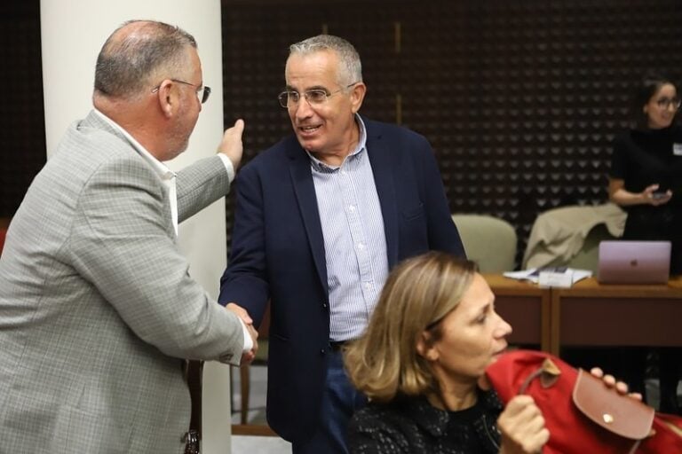 El diputado nacionalista Mario Cabrera interviene en la comisión de sanidad y pregunta por las especialidades deficitarias del Servicio Canario de Salud