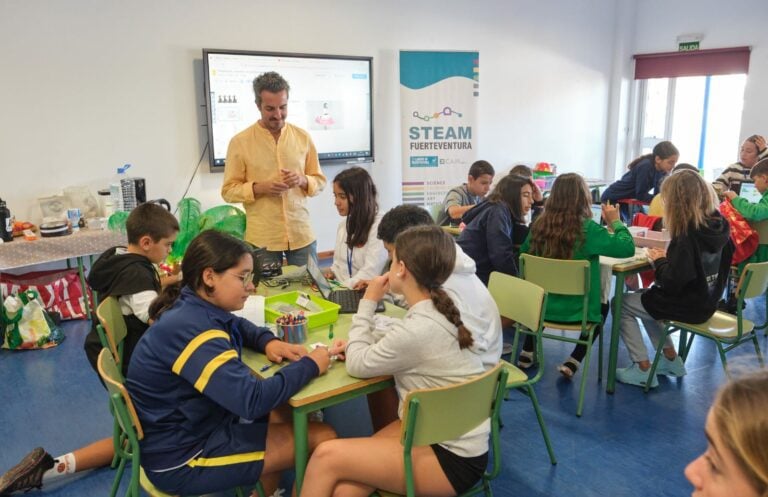 Pilotaje de drones, cocina espacial e ingeniería de nanorobots en un carnaval de profesiones del futuro