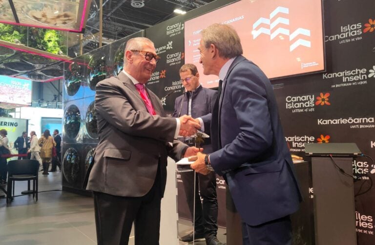 Santiago Travieso recibe un reconocimiento en FITUR 2024 por sus 42 años de trayectoria