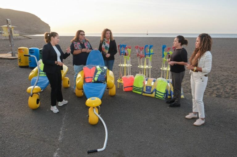 Tuineje avanza en accesibilidad universal y dota sus playas de material adaptado