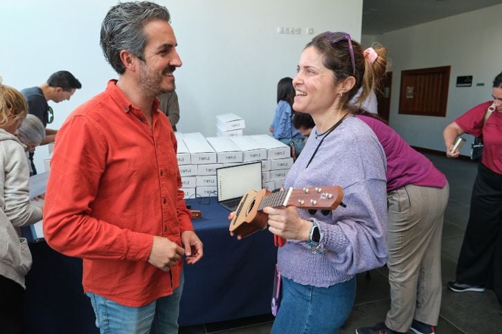 Un centenar de timples repartidos entre los centros escolares para difundir el patrimonio majorero