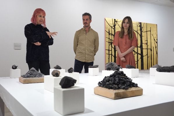 Cristina Déniz inaugura ‘Simpoiesis. Sentirnos hueso, pensarnos ceniza’