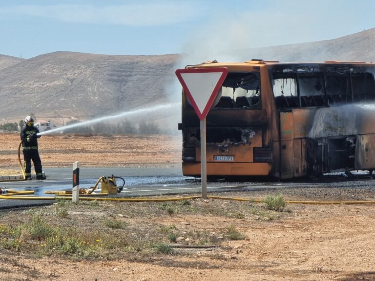 Incendio en Guagua de transporte escolar con 18 años de matriculación