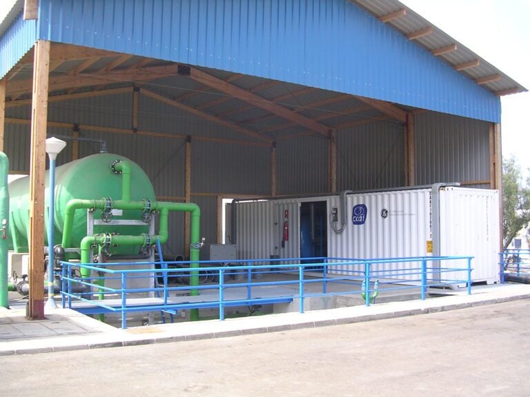 La planta desaladora de Gran Tarajal para la producción a causa del fuerte oleaje