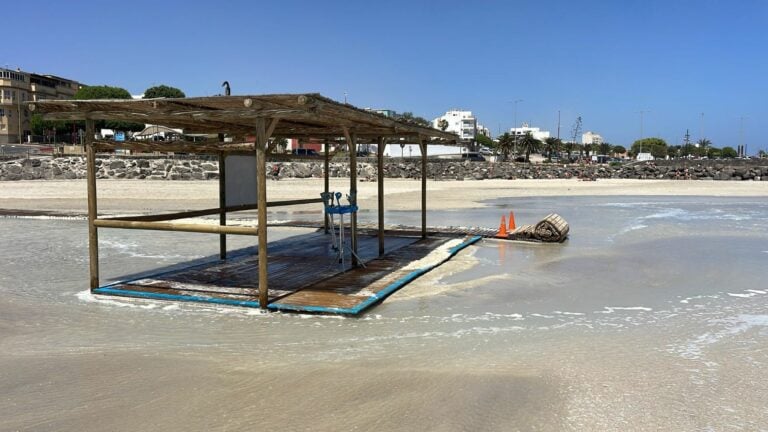 Cerrados los accesos a Playa Blanca y el litoral de El Charco por el fuerte oleaje en la zona