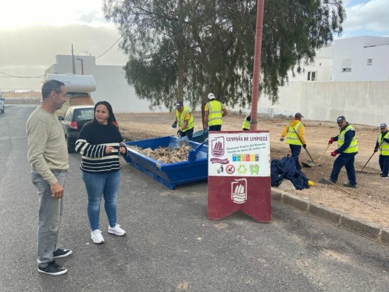 ‘Puerto brilla’ continúa trabajando en la limpieza de playas y pueblos del municipio