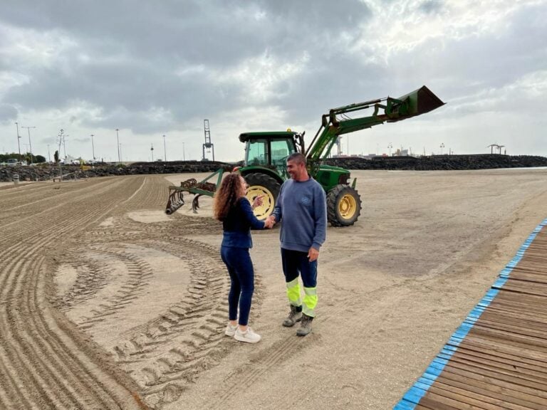 Puerto del Rosario reacondiciona sus playas tras el temporal de la pasada semana