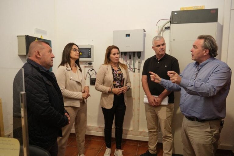 Instalan 24 módulos fotovoltaicos para el autoabastecimiento Centro de Mayores de Antigua