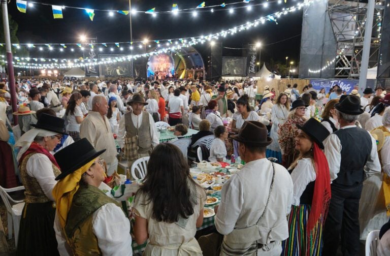 Celebración multitudinaria del Gran Baile de Taifas en Puerto del Rosario
