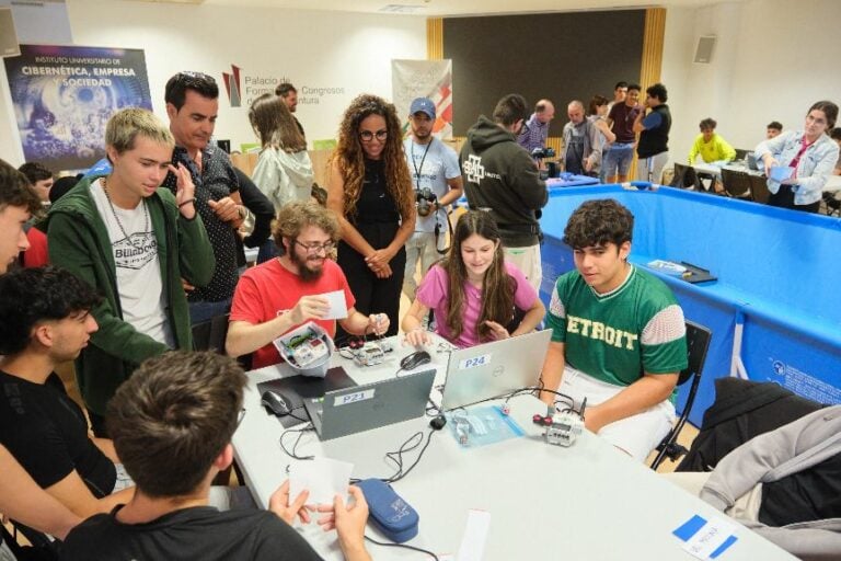 Más de 200 estudiantes participan en la final de Ciberlandia