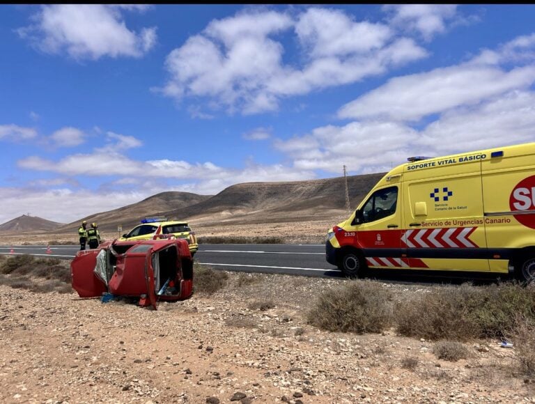 Herida una mujer al volcar un turismo en Antigua
