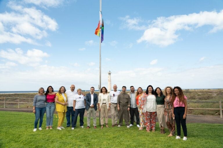 Morro Jable iza la bandera por el Día Contra la LGTBIfobia