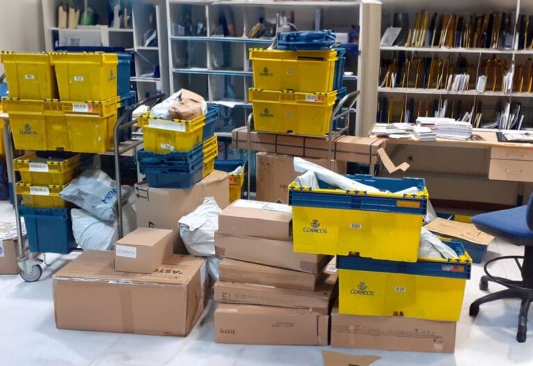 Colapso estival en Correos: recortes del 70% en plantilla y miles de envíos sin entregar