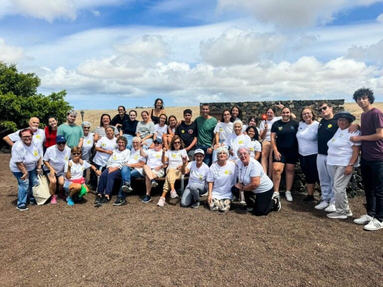 Mayores y jóvenes disfrutan de una jornada de convivencia en La Oliva