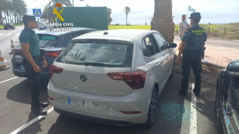 La Guardia Civil auxilia a un bebé  atrapado en el interior de un coche en Fuerteventura