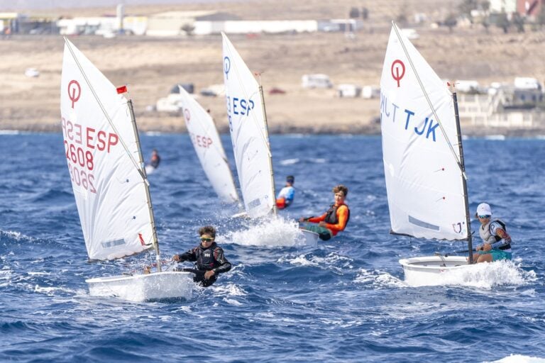 Gustavo del Castillo y Marta Mansito del RCN Gran Canaria en lo más alto del podio en el Campeonato Día de Canarias de Optimist