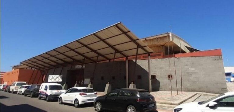 A licitación la sustitución del pavimento del pabellón deportivo de Corralejo